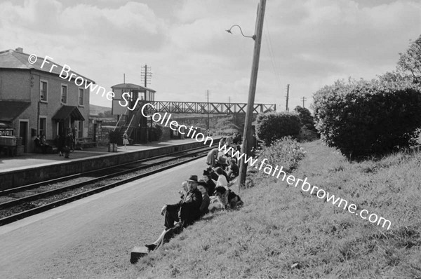 WARTIME WAITING,CROWDING